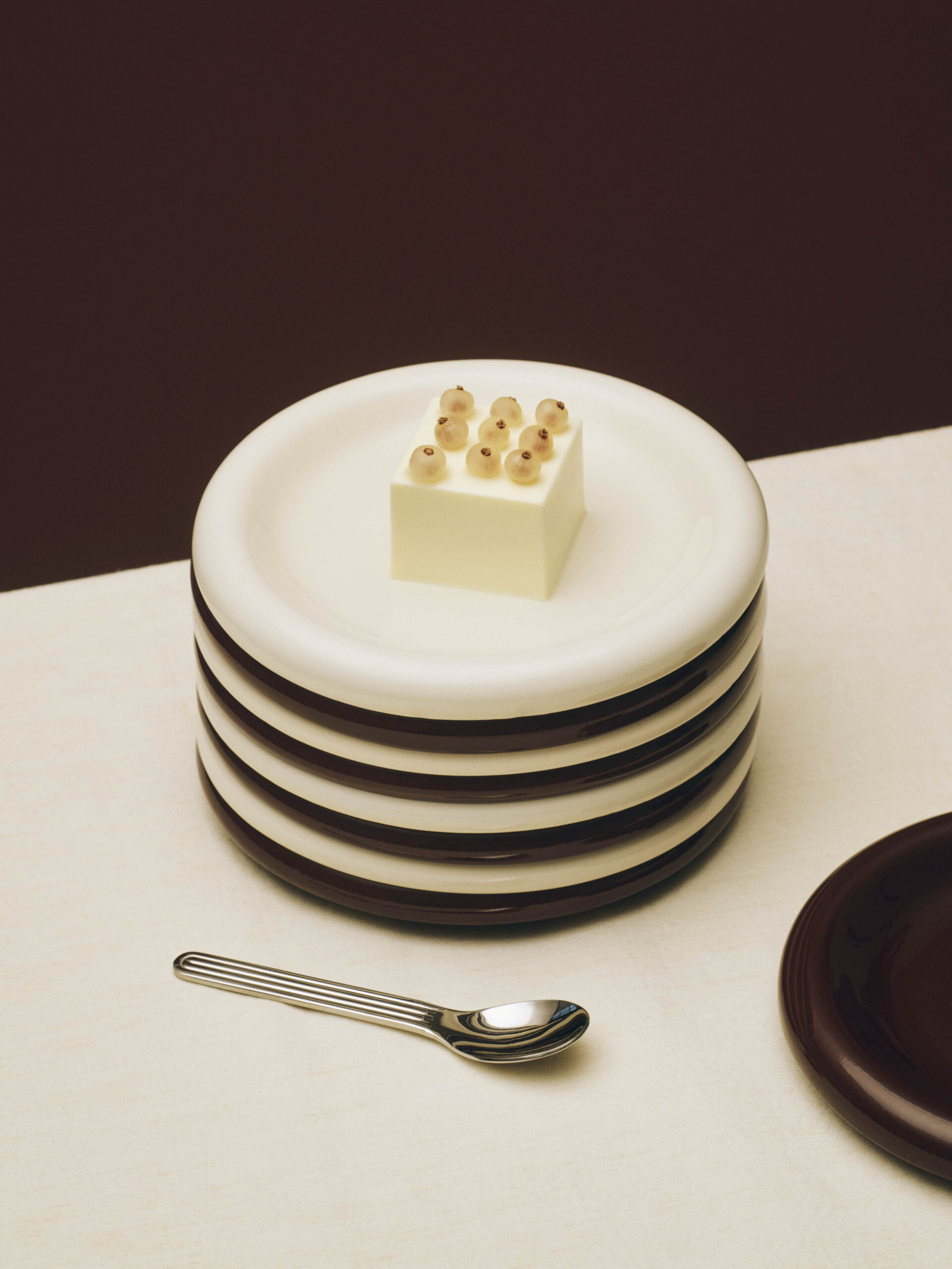 Täna jagame rõõmustavaid uudiseid interjöörihuvilistele. HAY uus lauanõudesari Barro on jõudnud Kaubamaja Kodumaailma, tuues põhjamaise selguse kõrvale paraja a